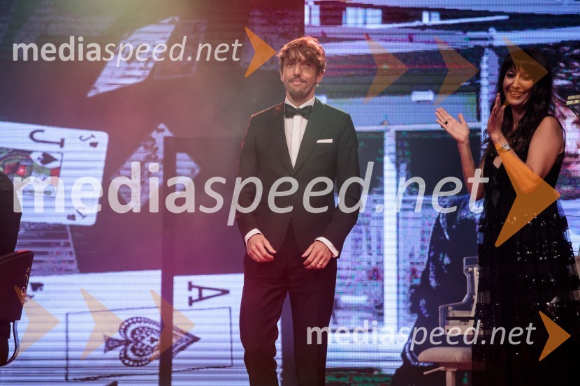  Aljoša Bagola, kreativec, kolumnist, predavatelj in knjižni avtor;  Petra Kancler,  urednica revije AvenijaFatalni moški 2021 je Aljoša Bagola