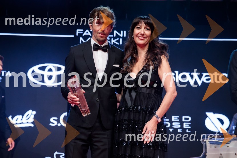  Aljoša Bagola, kreativec, kolumnist, predavatelj in knjižni avtor;  Petra Kancler,  urednica revije AvenijaFatalni moški 2021 je Aljoša Bagola