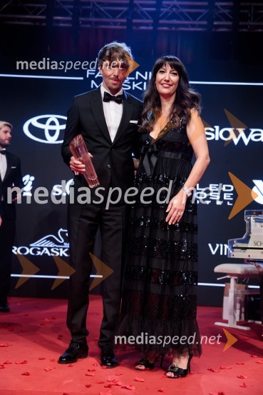  Aljoša Bagola, kreativec, kolumnist, predavatelj in knjižni avtor;  Petra Kancler,  urednica revije AvenijaFatalni moški 2021 je Aljoša Bagola