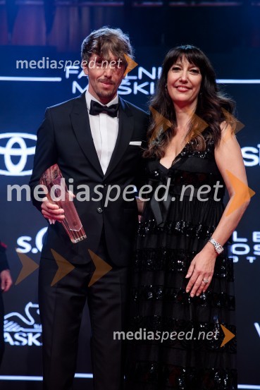  Aljoša Bagola, kreativec, kolumnist, predavatelj in knjižni avtor;  Petra Kancler,  urednica revije AvenijaFatalni moški 2021 je Aljoša Bagola