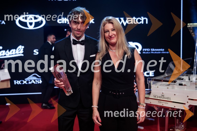  Aljoša Bagola, kreativec, kolumnist, predavatelj in knjižni avtor;  ... Fatalni moški 2021 je Aljoša Bagola