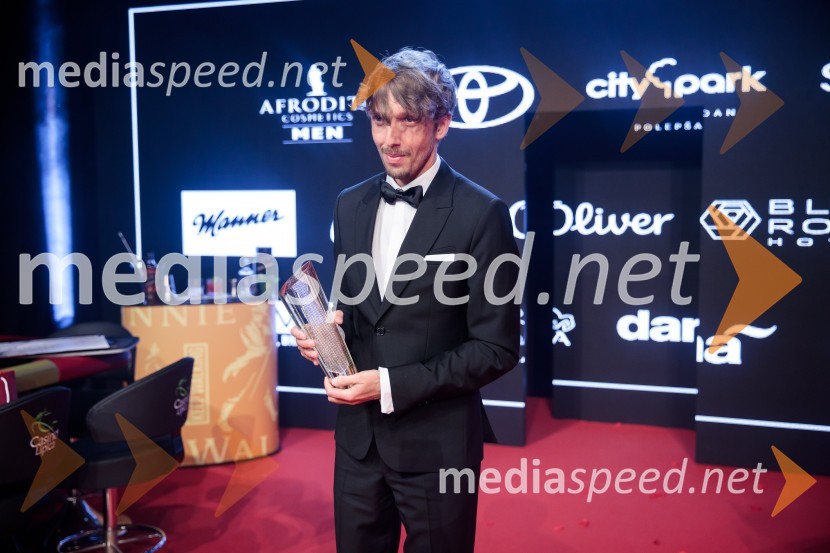  Aljoša Bagola, kreativec, kolumnist, predavatelj in knjižni avtorFatalni moški 2021 je Aljoša Bagola