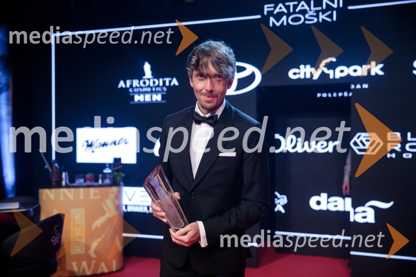  Aljoša Bagola, kreativec, kolumnist, predavatelj in knjižni avtorFatalni moški 2021 je Aljoša Bagola