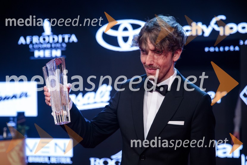  Aljoša Bagola, kreativec, kolumnist, predavatelj in knjižni avtorFatalni moški 2021 je Aljoša Bagola