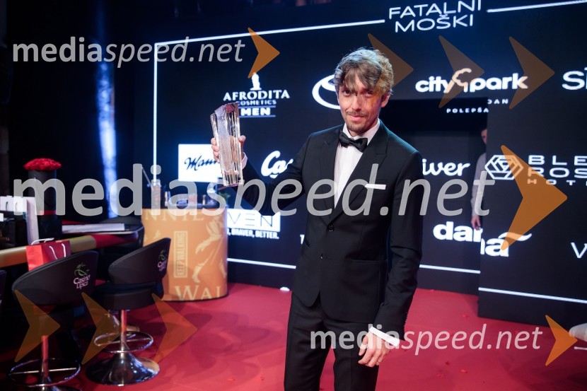  Aljoša Bagola, kreativec, kolumnist, predavatelj in knjižni avtorFatalni moški 2021 je Aljoša Bagola