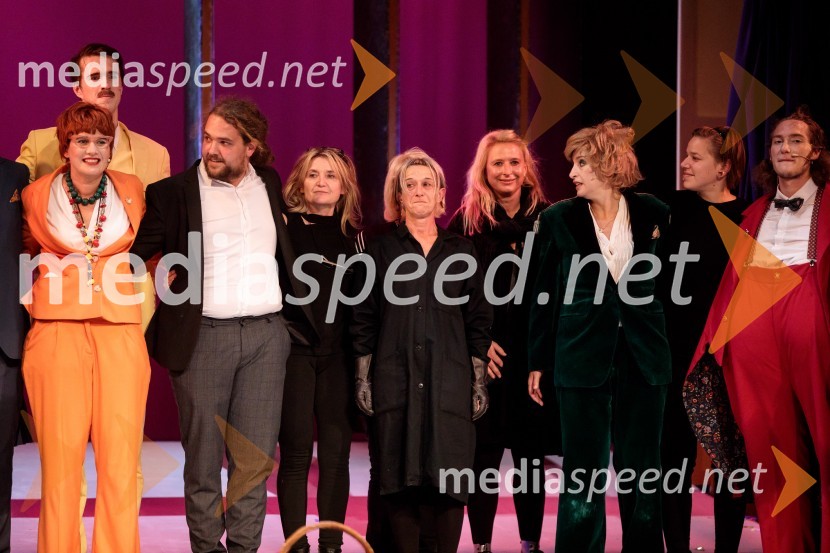  Tanja Potočnik, igralka;  Urban Kuntarič, igralec;  Luka Marcen, režiser;  ... ;  ... ;  Tatjana Doma, dramaturginja SLG Celje;  Barbara Medvešček, igralka;  ... ;  Filip  Mramor, igralecKozlovska sodba v Višnji Gori, premiera otroške predstave Slovenskega ljudskega gledališča Celje