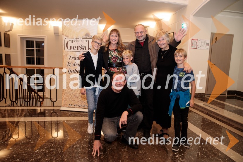 Tanja Potočnik z družino.Kozlovska sodba v Višnji Gori, premiera otroške predstave Slovenskega ljudskega gledališča Celje