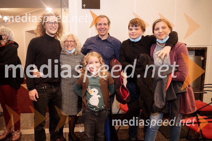 Filip Mramor z družino.Kozlovska sodba v Višnji Gori, premiera otroške predstave Slovenskega ljudskega gledališča Celje