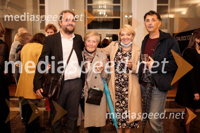 Luka Marcen z družino. Njegova babica je velika ljubiteljica kulturnih dogodkov. Kozlovska sodba v Višnji Gori, premiera otroške predstave Slovenskega ljudskega gledališča Celje