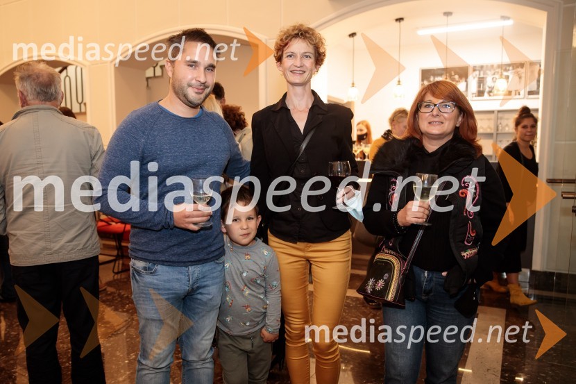  Jerneje Repinšek;  Lea Toman, vodja uprave, SLG Celje;  Klavdija  Komerički, blagajničarkaKozlovska sodba v Višnji Gori, premiera otroške predstave Slovenskega ljudskega gledališča Celje