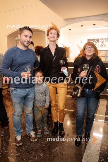  Jerneje Repinšek;  Lea Toman, vodja uprave, SLG Celje;  Klavdija  Komerički, blagajničarkaKozlovska sodba v Višnji Gori, premiera otroške predstave Slovenskega ljudskega gledališča Celje