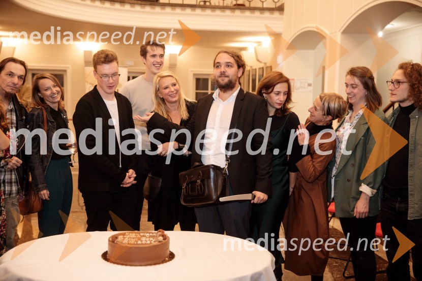  David Čeh, igralec;  ... ;  Žan Brelih Hatunić, igralec;  Urban Kuntarič, igralec;  Tatjana Doma, dramaturginja SLG Celje;  Luka Marcen, režiser;  Barbara Medvešček, igralka;  ... ;  ... ;  Filip  Mramor, igralecKozlovska sodba v Višnji Gori, premiera otroške predstave Slovenskega ljudskega gledališča Celje