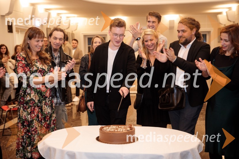  Tanja Potočnik, igralka;  David Čeh, igralec;  Žan Brelih Hatunić, igralec;  Tatjana Doma, dramaturginja SLG Celje;  Urban Kuntarič, igralec;  Luka Marcen, režiser;  Barbara Medvešček, igralkaKozlovska sodba v Višnji Gori, premiera otroške predstave Slovenskega ljudskega gledališča Celje