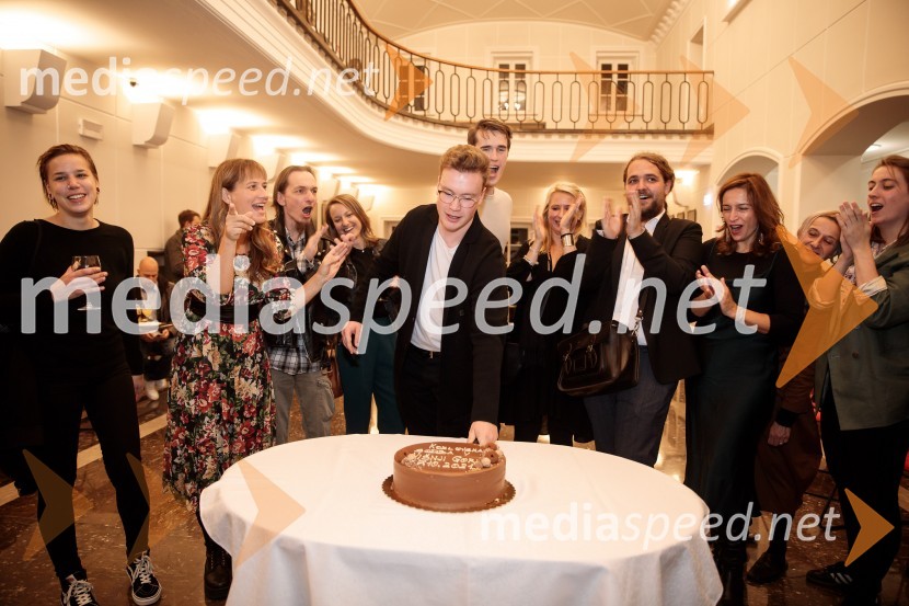  ... ;  Tanja Potočnik, igralka;  David Čeh, igralec;  Žan Brelih Hatunić, igralec;  Urban Kuntarič, igralec;  Tatjana Doma, dramaturginja SLG Celje;  Luka Marcen, režiser;  Barbara Medvešček, igralka;  ... ;  Ana Janc, kostumografinjaKozlovska sodba v Višnji Gori, premiera otroške predstave Slovenskega ljudskega gledališča Celje