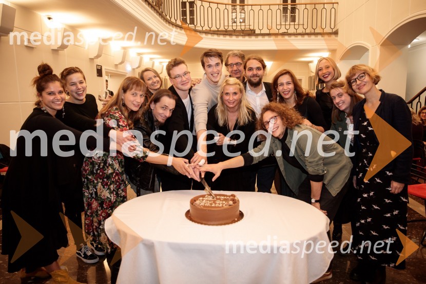  Aja Zupanec, koreografinja;  ... ;  Tanja Potočnik, igralka;  ... ;  David Čeh, igralec;  Žan Brelih Hatunić, igralec;  Urban Kuntarič, igralec;  Tatjana Doma, dramaturginja SLG Celje;  ... ;  Filip  Mramor, igralec;  Luka Marcen, režiser;  Barbara Medvešček, igralkaKozlovska sodba v Višnji Gori, premiera otroške predstave Slovenskega ljudskega gledališča Celje