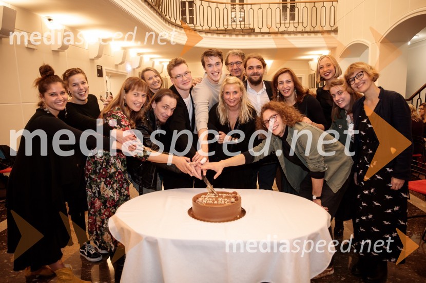  Aja Zupanec, koreografinja;  ... ;  Tanja Potočnik, igralka;  ... ;  David Čeh, igralec;  Žan Brelih Hatunić, igralec;  Urban Kuntarič, igralec;  Tatjana Doma, dramaturginja SLG Celje;  ... ;  Luka Marcen, režiser;  Filip  Mramor, igralec;  Barbara Medvešček, igralka;  Lara Ekar Grlj, asistentka koreografije;  Ana Janc, kostumografinja;  Saša  Eržen, scenaristka, avtorica songovKozlovska sodba v Višnji Gori, premiera otroške predstave Slovenskega ljudskega gledališča Celje