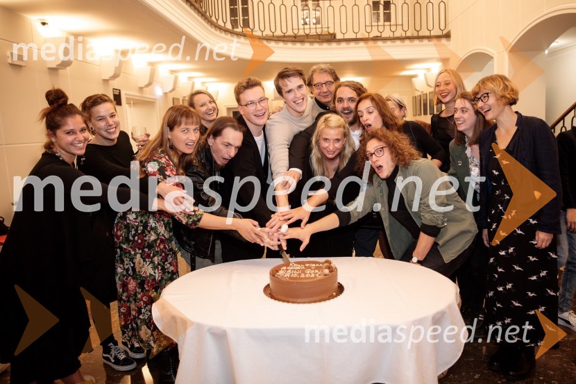  Aja Zupanec, koreografinja;  ... ;  Tanja Potočnik, igralka;  ... ;  David Čeh, igralec;  Žan Brelih Hatunić, igralec;  Urban Kuntarič, igralec;  Tatjana Doma, dramaturginja SLG Celje;  ... ;  Luka Marcen, režiser;  Filip  Mramor, igralec;  Barbara Medvešček, igralka;  Lara Ekar Grlj, asistentka koreografije;  Ana Janc, kostumografinja;  Saša  Eržen, scenaristka, avtorica songovKozlovska sodba v Višnji Gori, premiera otroške predstave Slovenskega ljudskega gledališča Celje