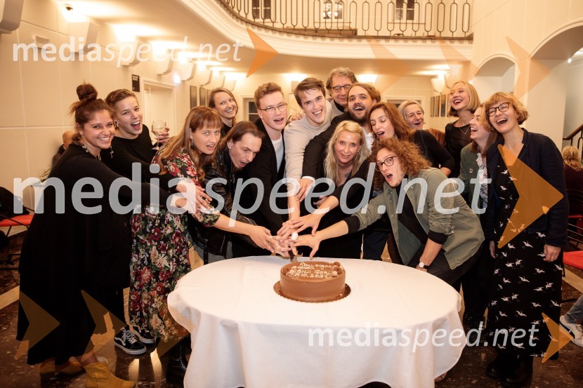  Aja Zupanec, koreografinja;  ... ;  Tanja Potočnik, igralka;  ... ;  David Čeh, igralec;  Žan Brelih Hatunić, igralec;  Urban Kuntarič, igralec;  Tatjana Doma, dramaturginja SLG Celje;  ... ;  Luka Marcen, režiser;  Barbara Medvešček, igralka;  Filip  Mramor, igralec;  Lara Ekar Grlj, asistentka koreografije;  Ana Janc, kostumografinja;  Saša  Eržen, scenaristka, avtorica songovKozlovska sodba v Višnji Gori, premiera otroške predstave Slovenskega ljudskega gledališča Celje