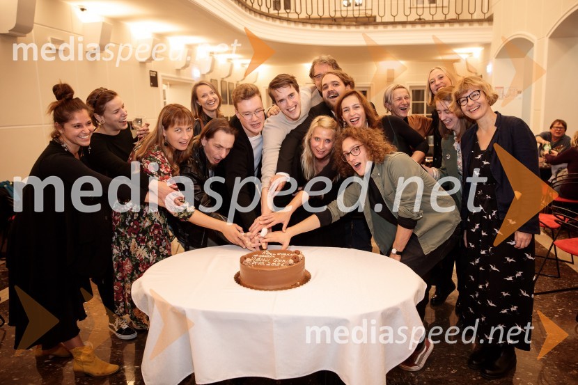  Aja Zupanec, koreografinja;  ... ;  Tanja Potočnik, igralka;  ... ;  David Čeh, igralec;  Žan Brelih Hatunić, igralec;  Urban Kuntarič, igralec;  ... ;  Tatjana Doma, dramaturginja SLG Celje;  Luka Marcen, režiser;  Filip  Mramor, igralec;  Barbara Medvešček, igralka;  Lara Ekar Grlj, asistentka koreografije;  Ana Janc, kostumografinja;  Saša  Eržen, scenaristka, avtorica songovKozlovska sodba v Višnji Gori, premiera otroške predstave Slovenskega ljudskega gledališča Celje