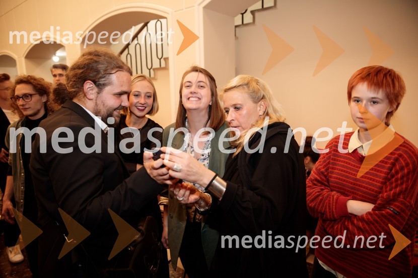  Luka Marcen, režiser;  ... ;  ... ;  Tatjana Doma, dramaturginja SLG Celje;  Lola DomaKozlovska sodba v Višnji Gori, premiera otroške predstave Slovenskega ljudskega gledališča Celje