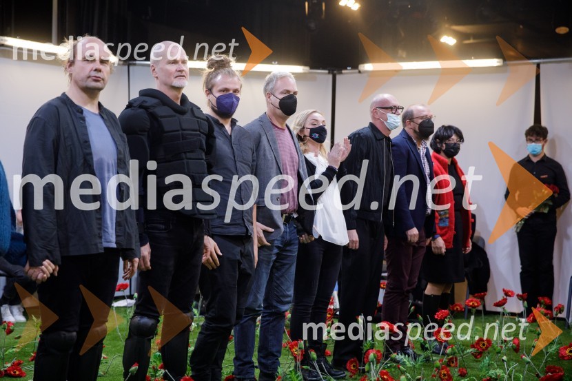  Gregor Zorc, igralec;  Damir Avdić, glasbenik;  Žiga  Divjak, režiser;  Igor Vasiljev, scenograf;  ... ;  Goran Injac, umetniški vodja, Slovensko mladinsko gledališče;  ... ;  Tina Pavlović, kostumografinjaVročina, premiera SMG Ljubljana