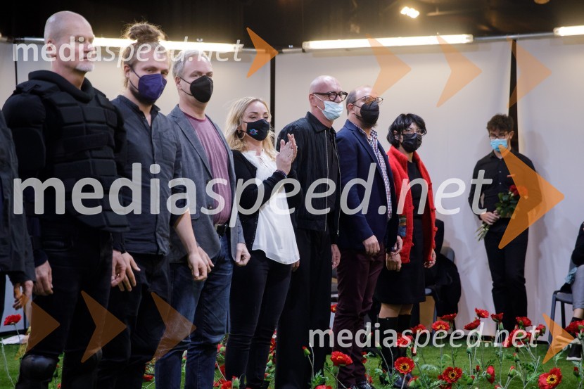  Damir Avdić, glasbenik;  Žiga  Divjak, režiser;  Igor Vasiljev, scenograf;  ... ;  Goran Injac, umetniški vodja, Slovensko mladinsko gledališče;  ... ;  Tina Pavlović, kostumografinjaVročina, premiera SMG Ljubljana