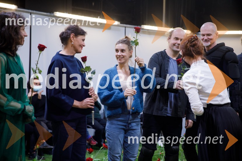  Mina Palada;  Draga Potočnjak, igralka in pisateljica;  Maya Sara Unger;  Gregor Zorc, igralec;  Damir Avdić, glasbenikVročina, premiera SMG Ljubljana