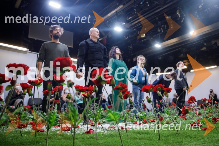  Vito Weis, igralec;  Damir Avdić, glasbenik;  Mina Palada;  Maya Sara Unger;  Draga Potočnjak, igralka in pisateljica;  Gregor Zorc, igralecVročina, premiera SMG Ljubljana