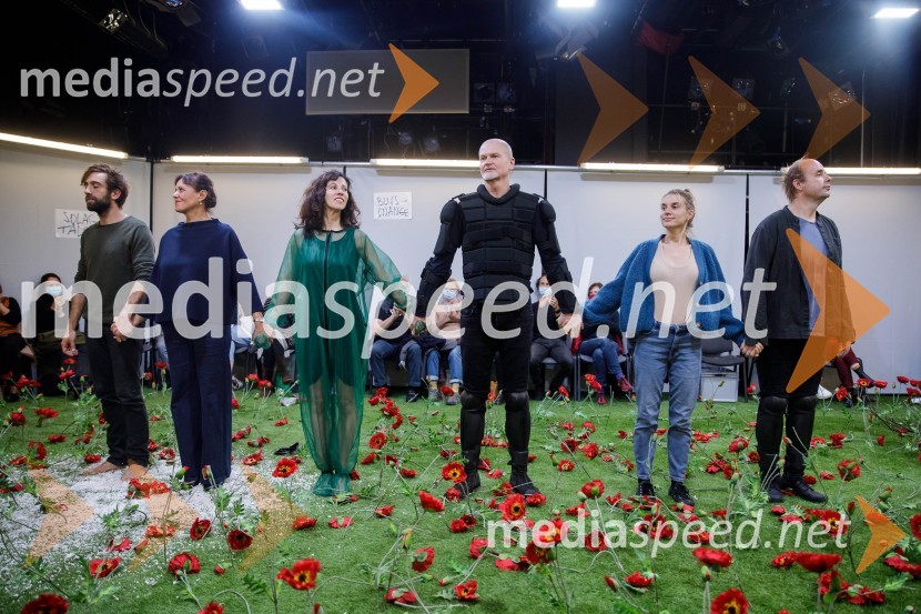  Vito Weis, igralec;  Draga Potočnjak, igralka in pisateljica;  Mina Palada;  Damir Avdić, glasbenik;  Maya Sara Unger;  Gregor Zorc, igralecVročina, premiera SMG Ljubljana