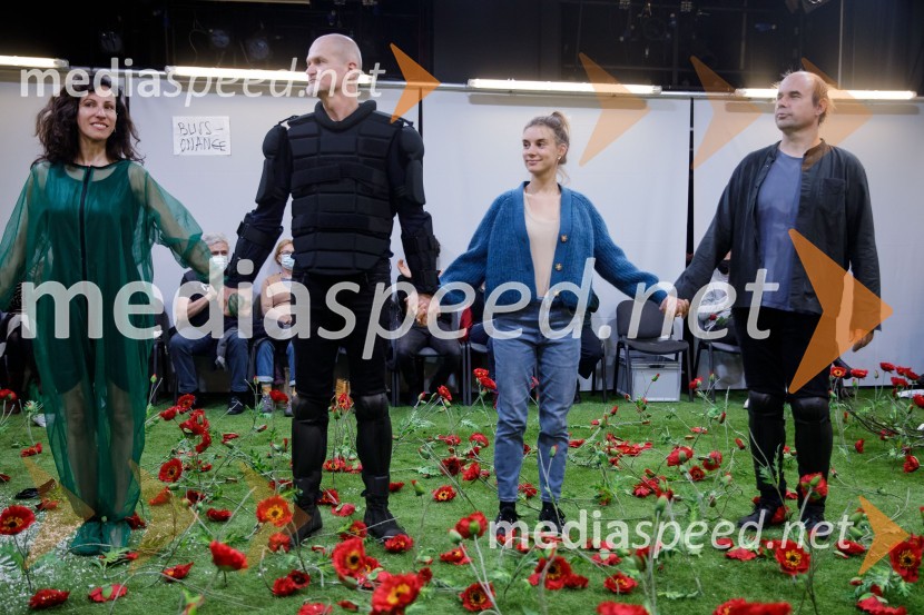  Mina Palada;  Damir Avdić, glasbenik;  Maya Sara Unger;  Gregor Zorc, igralecVročina, premiera SMG Ljubljana