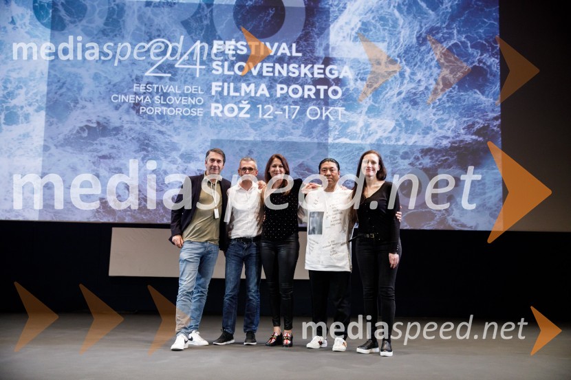  Andrej Štritof, Perfo;  Aleš Pavlin, producent;  Nina Kojima, bivša dopisnica RTV v Združenem Kraljestvu, režiserka in producentka;  Tosh Kojima, izvršni producent;  Vida Breže, plesalkaBrexit v nepolitičnem zrcalu, dokumentarni film