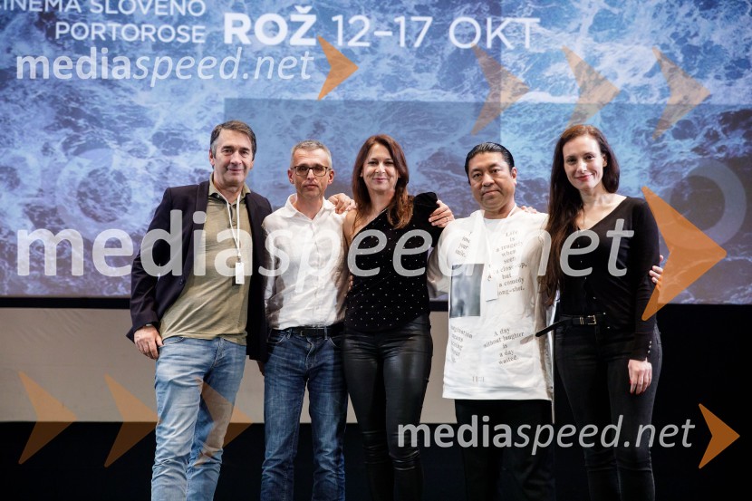  Andrej Štritof, Perfo;  Aleš Pavlin, producent;  Nina Kojima, bivša dopisnica RTV v Združenem Kraljestvu, režiserka in producentka;  Tosh Kojima, izvršni producent;  Vida Breže, plesalkaBrexit v nepolitičnem zrcalu, dokumentarni film
