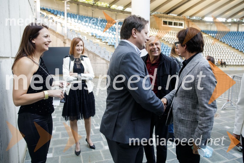  Nina Kojima, bivša dopisnica RTV v Združenem Kraljestvu, režiserka in producentka;  Mojca Kuzmič;  Robert Kuzmič, generalni direktor Iskra, solastnik nogometnega kluba Mura;  Stane  Simonič;  Predrag Todić, Ljubljana nepremičnineBrexit v nepolitičnem zrcalu, dokumentarni film