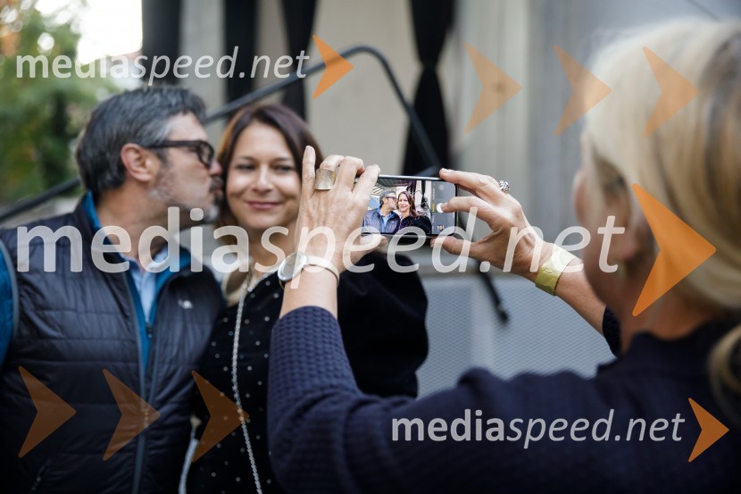  Jernej Kuntner, igralec;  Nina Kojima, bivša dopisnica RTV v Združenem Kraljestvu, režiserka in producentkaBrexit v nepolitičnem zrcalu, dokumentarni film