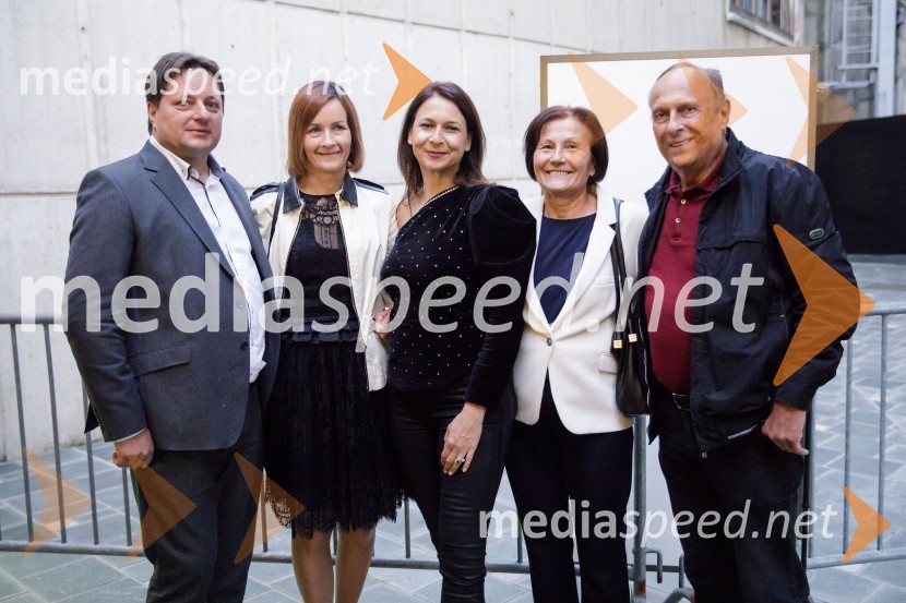  Robert Kuzmič, generalni direktor Iskra, solastnik nogometnega kluba Mura;  Mojca Kuzmič;  Nina Kojima, bivša dopisnica RTV v Združenem Kraljestvu, režiserka in producentka;  Gordana  Glamočanin ;  Stane  SimoničBrexit v nepolitičnem zrcalu, dokumentarni film