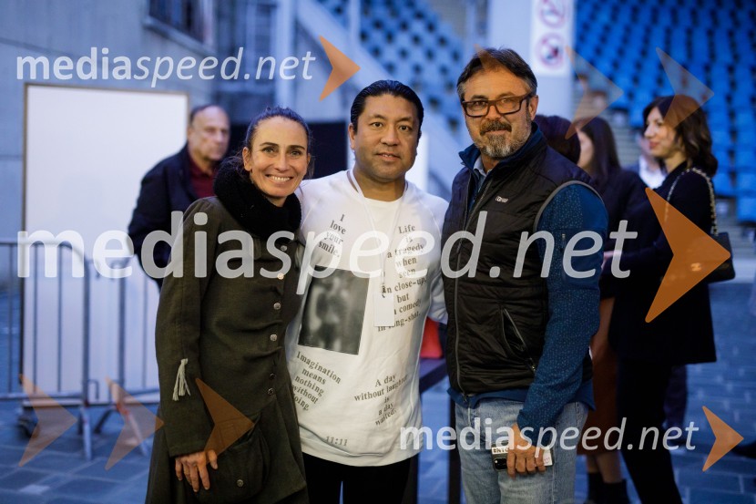  Alenka Tetičkovič, igralka;  Tosh Kojima, izvršni producent;  Jernej Kuntner, igralecBrexit v nepolitičnem zrcalu, dokumentarni film