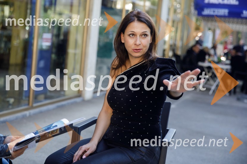  Nina Kojima, bivša dopisnica RTV v Združenem Kraljestvu, režiserka in producentkaBrexit v nepolitičnem zrcalu, dokumentarni film