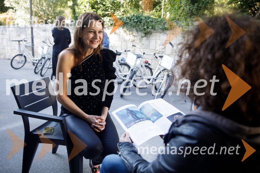  Nina Kojima, bivša dopisnica RTV v Združenem Kraljestvu, režiserka in producentkaBrexit v nepolitičnem zrcalu, dokumentarni film