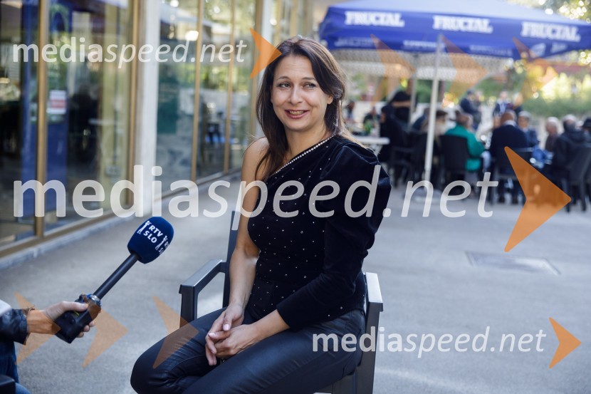  Nina Kojima, bivša dopisnica RTV v Združenem Kraljestvu, režiserka in producentkaBrexit v nepolitičnem zrcalu, dokumentarni film