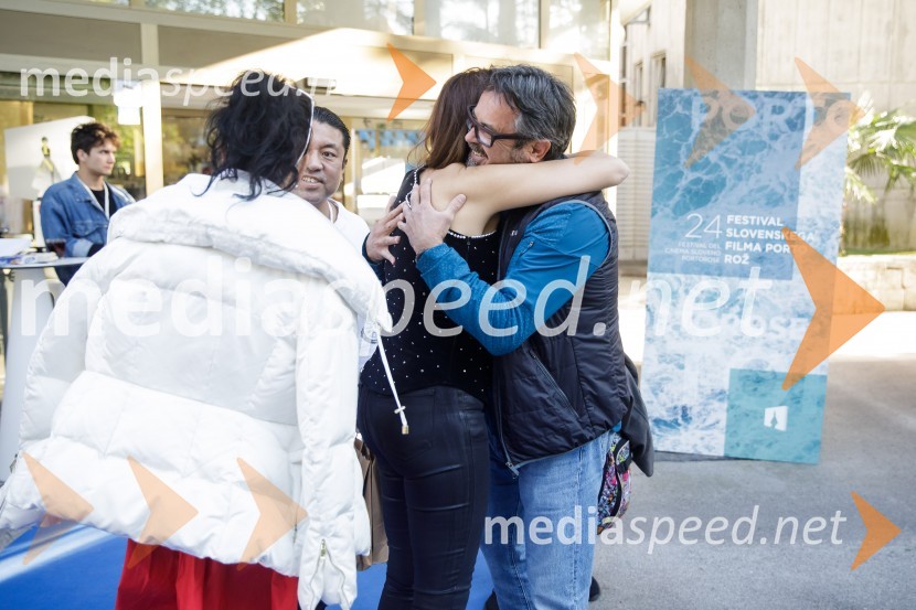  Nina Kojima, bivša dopisnica RTV v Združenem Kraljestvu, režiserka in producentka;  Jernej Kuntner, igralecBrexit v nepolitičnem zrcalu, dokumentarni film