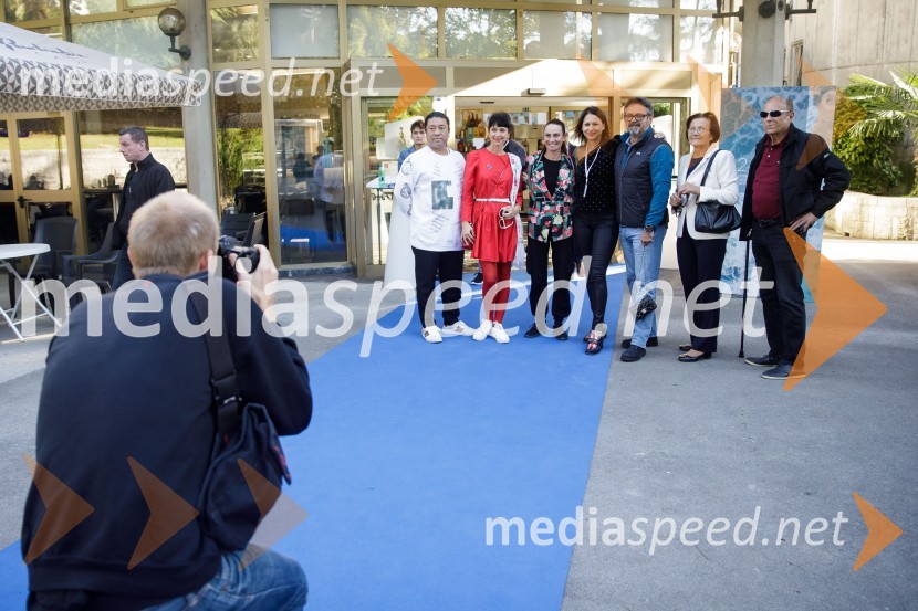  Tosh Kojima, izvršni producent; Dr. Jerca Legan Cvikl, antropologinja in predsednica Fundacije Femmes Sans Fronitières;  Alenka Tetičkovič, igralka;  Nina Kojima, bivša dopisnica RTV v Združenem Kraljestvu, režiserka in producentka;  Jernej Kuntner, igralec;  Gordana  Glamočanin ;  Stane  SimoničBrexit v nepolitičnem zrcalu, dokumentarni film