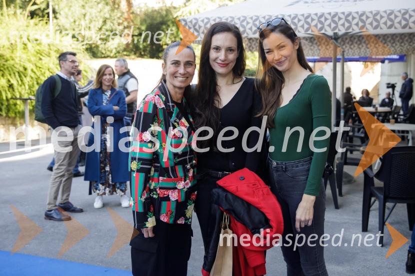  Alenka Tetičkovič, igralka;  Vida Breže, plesalka;  ... Brexit v nepolitičnem zrcalu, dokumentarni film