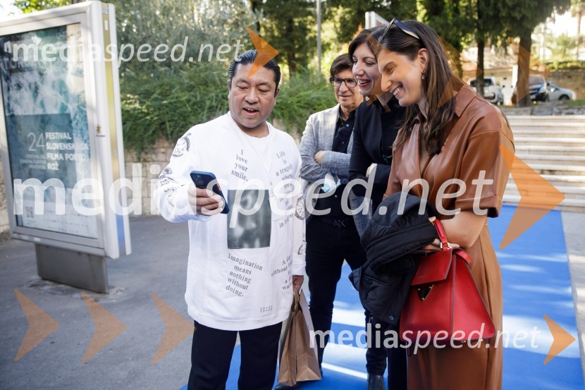  Tosh Kojima, izvršni producent;  Predrag Todić, Ljubljana nepremičnine;  Mateja Todić Curk, Ljubljana nepremičnine;  Tara TodićBrexit v nepolitičnem zrcalu, dokumentarni film