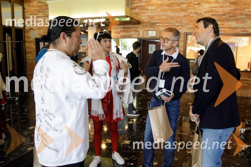  Tosh Kojima, izvršni producent; Dr. Jerca Legan Cvikl, antropologinja in predsednica Fundacije Femmes Sans Fronitières;  Aleš Pavlin, producentBrexit v nepolitičnem zrcalu, dokumentarni film