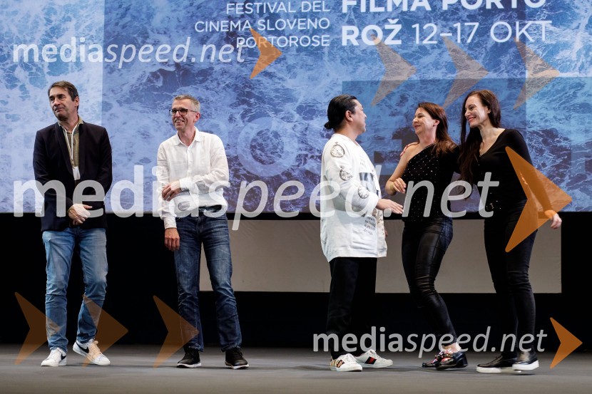  Andrej Štritof, Perfo;  Aleš Pavlin, producent;  Tosh Kojima, izvršni producent;  Nina Kojima, bivša dopisnica RTV v Združenem Kraljestvu, režiserka in producentka;  Vida Breže, plesalkaBrexit v nepolitičnem zrcalu, dokumentarni film