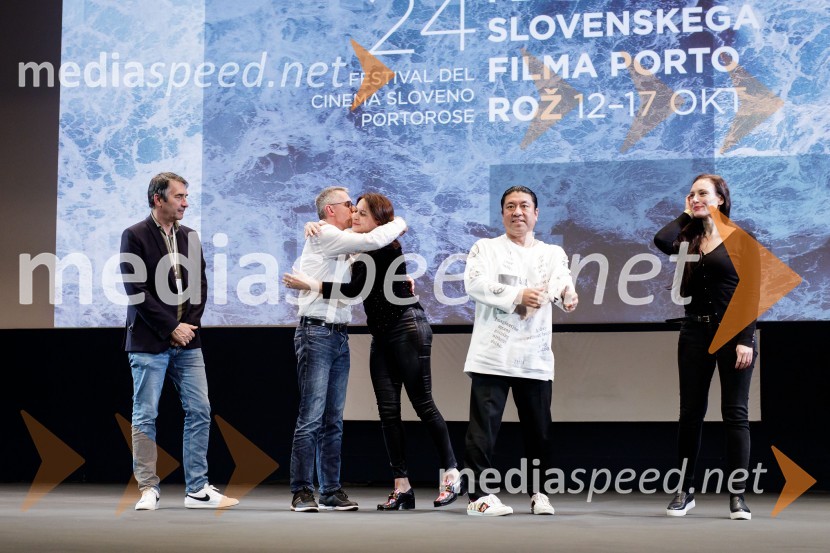  Andrej Štritof, Perfo;  Aleš Pavlin, producent;  Nina Kojima, bivša dopisnica RTV v Združenem Kraljestvu, režiserka in producentka;  Tosh Kojima, izvršni producent;  Vida Breže, plesalkaBrexit v nepolitičnem zrcalu, dokumentarni film