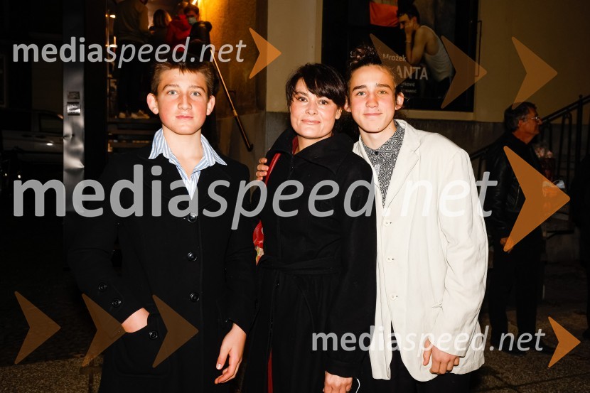 Pia Zemljič je prišla podpreti partnerja Marka Mandića skupaj s sinovoma Francetom in Vorancom.Emigranta, premiera