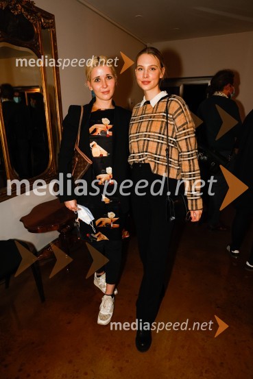  Eva Mahkovic, dramaturginja;  Klara Kuk, igralka, manekenkaEmigranta, premiera