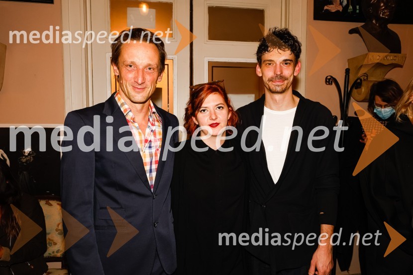  Marko  Mandić, igralec;  Nina  Ramšak Marković, režiserka;  Nejc Cijan Garlatti, igralecEmigranta, premiera