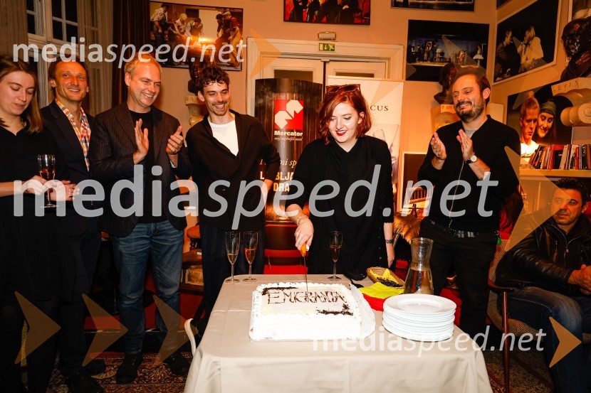  ... ;  Marko  Mandić, igralec;  ... ;  Nejc Cijan Garlatti, igralec;  Nina  Ramšak Marković, režiserka;  Milan Ramšak Marković, dramatugEmigranta, premiera